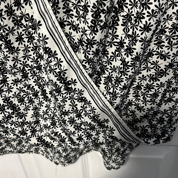 3/$20 max studio black and  white - Picture 4 of 5